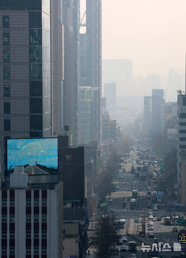 [서울=뉴시스] 이영환 기자 = 서울과 수도권에 미세먼지 비상저감조치가 발령된 11일 서울 종로구 서울시교육청에서 바라본 종로 일대가 뿌옇게 보이고 있다. 2025.03.11. 20hwan@newsis.com