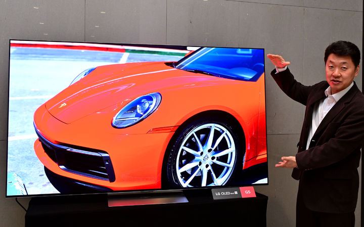 [서울=뉴시스] 11일 서울 강서구 LG사이언스파크에서 열린 2025 LG 올레드·QNED TV 신제품 브리핑에서 백선필 LG전자 TV상품기획담당이 2025 LG 올레드 에보(G5) 제품의 차별화된 AI 기능, 독보적 화질, 차원이 다른 편의성 등을 설명하고 있다. (사진=LG전자 제공) 2025.03.11. photo@newsis.com *재판매 및 DB 금지