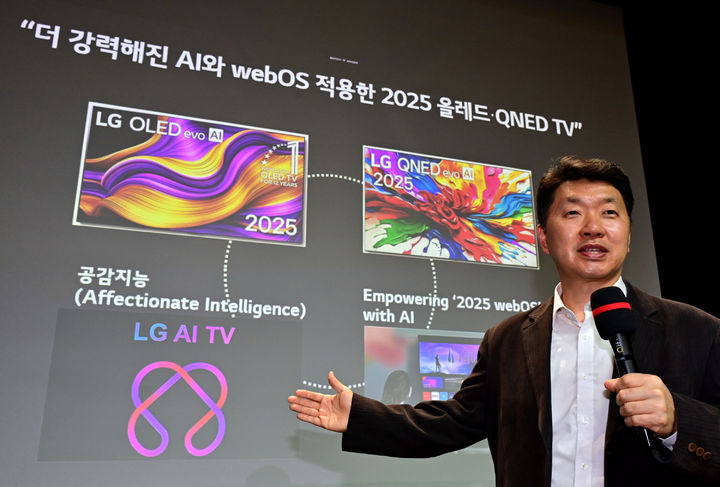 [서울=뉴시스] 11일 서울 강서구 LG사이언스파크에서 열린 2025 LG 올레드·QNED TV 신제품 브리핑에서 백선필 LG전자 TV상품기획담당이 2025 LG 올레드 에보(G5) 제품의 차별화된 AI 기능, 독보적 화질, 차원이 다른 편의성 등을 설명하고 있다. (사진=LG전자 제공) 2025.03.11. photo@newsis.com *재판매 및 DB 금지