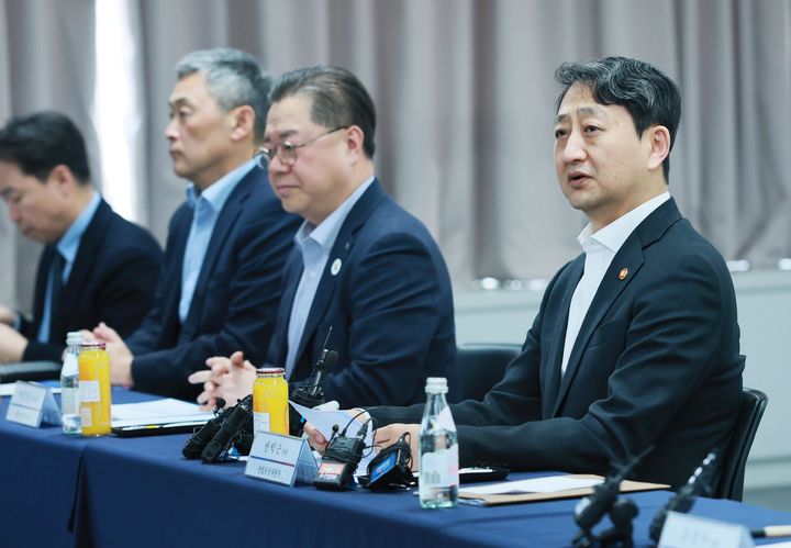 [서울=뉴시스] 안덕근 산업통상자원부 장관이 11일 경기 성남시 분당구 동진쎄미켐 판교연구소에서 열린 반도체 연구개발 근로시간 개선 간담회에 참석해 발언하고 있다. (사진=산업통상자원부 제공) 2025.03.11. photo@newsis.com *재판매 및 DB 금지