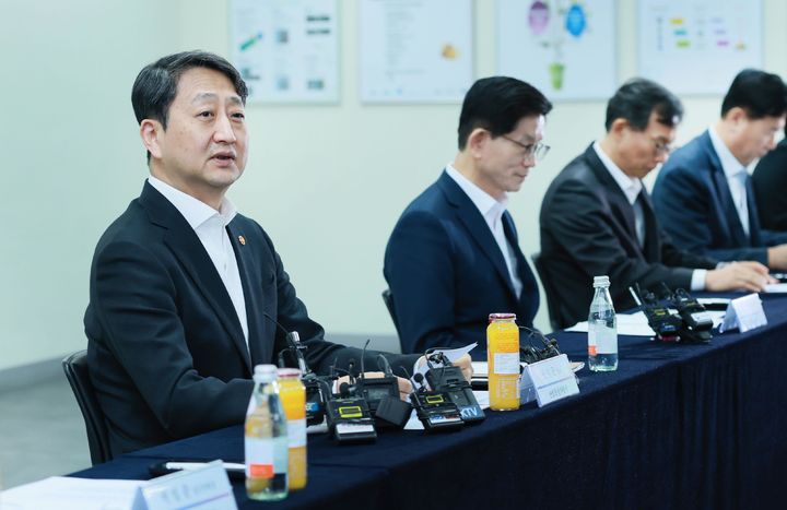 [서울=뉴시스] 안덕근 산업통상자원부 장관이 11일 경기 성남시 분당구 동진쎄미켐 판교연구소에서 열린 반도체 연구개발 근로시간 개선 간담회에 참석해 발언하고 있다. (사진=산업통상자원부 제공) 2025.03.11. photo@newsis.com *재판매 및 DB 금지