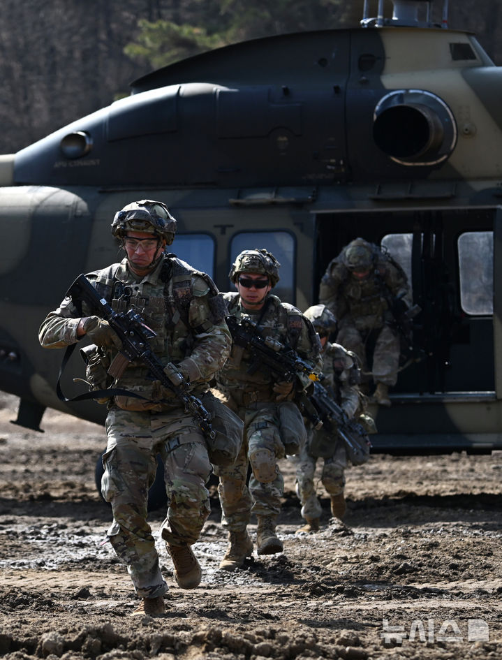[파주=뉴시스] 사진공동취재단 = 11일 경기도 파주시 법원읍 무건리 훈련장에서 '한미 연합 공중강습 훈련'이 열려 수리온 헬기에서 내린 한미 장병들이 목표지역 점령을 위해 전술기동 훈련을 하고 있다.이날 훈련에는 한국군 90여 명, 미군100여 명이 참가했으며 수리온 6대가 동원됐다. 2025.03.11. photo@newsis.com