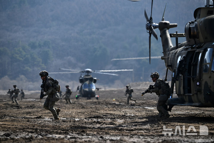 [파주=뉴시스] 사진공동취재단 = 11일 경기도 파주시 법원읍 무건리 훈련장에서 '한미 연합 공중강습 훈련'이 열려 수리온 헬기에서 내린 한미 장병들이 목표지역 점령을 위해 전술기동 훈련을 하고 있다.이날 훈련에는 한국군 90여 명, 미군100여 명이 참가했으며 수리온 6대가 동원됐다. 2025.03.11. photo@newsis.com