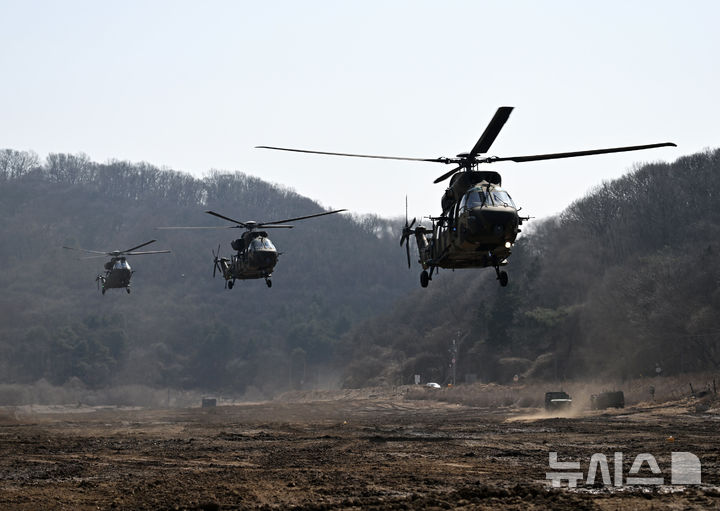 [파주=뉴시스] 사진공동취재단 = 11일 경기도 파주시 법원읍 무건리 훈련장에서 '한미 연합 공중강습 훈련'이 열려 한미 장병들은 태운 수리온 헬기가 공중강습을 위해 착륙하고 있다.이날 훈련에는 한국군 90여 명, 미군100여 명이 참가했으며 수리온 6대가 동원됐다. 2025.03.11. photo@newsis.com
