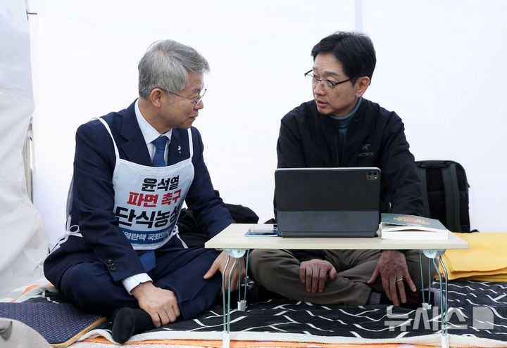 [서울=뉴시스] 홍효식 기자 = 윤석열 대통령 파면을 촉구하며 단식 농성하는 김경수(오른쪽) 전 경남도지사와 민형배 더불어민주당 의원이 11일 오후 서울 종로구 경복궁 서십자각 농성장에서 대화하고 있다. 2025.03.11. yesphoto@newsis.com