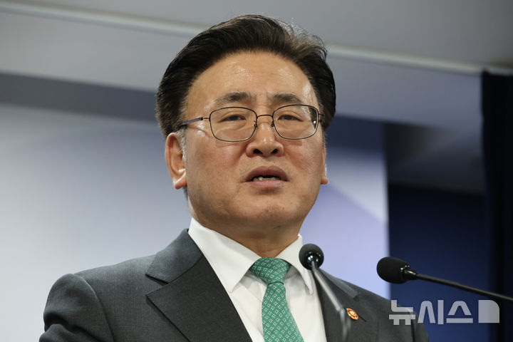 [서울=뉴시스] 김명원 기자 = 유상임 과학기술정보통신부 장관이 11일 서울 종로구 정부서울청사에서 과기정통부 핵심과제 추진성과 및 향후계획 발표를 하고 있다. 유상임 장관은&nbsp; AI G3 도약, 국가전략기술 신속 확보, 디지털 안정성 및 민생 지원, 선도형 R&D 및 범부처 기술사업화 혁신 등을 밝혔다. 2025.03.11. kmx1105@newsis.com