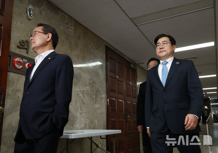 [서울=뉴시스] 고승민 기자 = 박찬대 더불어민주당 원내대표가 11일 서울 여의도 국회에서 열린 비공개 의원총회에 참석하고 있다. 2025.03.11. kkssmm99@newsis.com