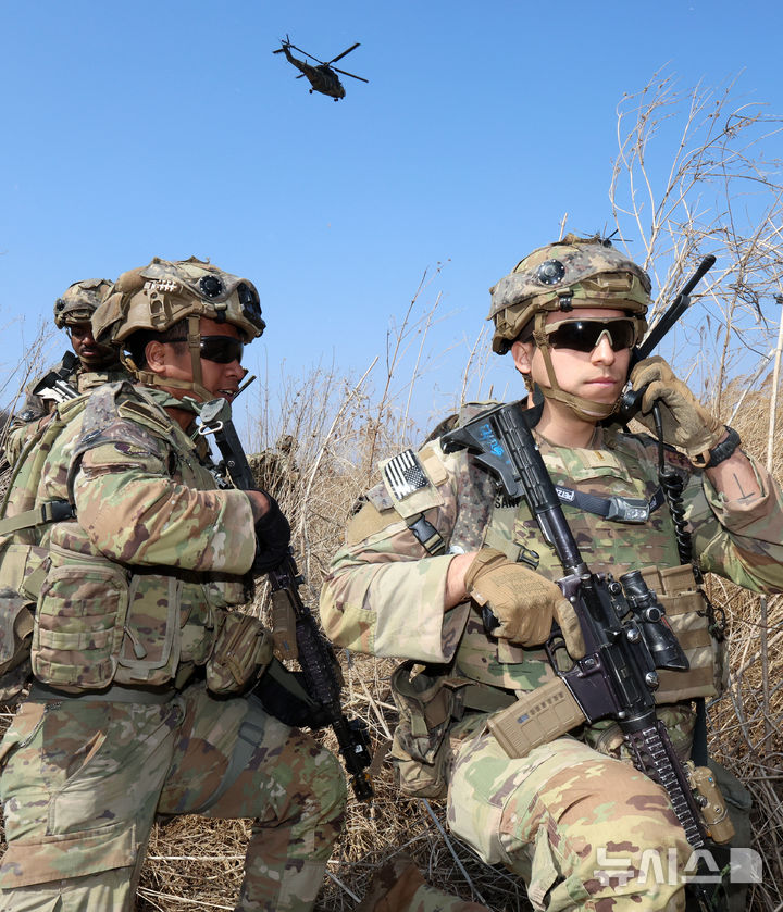 [파주=뉴시스] 사진공동취재단 = 11일 경기도 파주시 법원읍 무건리 훈련장에서 '한미 연합 공중강습 훈련'이 열려 한미 장병들을 태운 수리온 헬기가 공중강습을 위해 착륙하고 있다.이날 훈련에는 한국군 90여 명, 미군100여 명이 참가했으며 수리온 6대가 동원됐다. 2025.03.11. photo@newsis.com