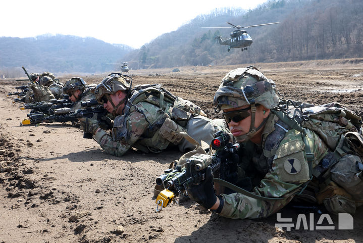 [파주=뉴시스] 사진공동취재단 = 11일 경기도 파주시 법원읍 무건리 훈련장에서 '한미 연합 공중강습 훈련'이 열려 한미 장병들을 태운 수리온 헬기가 공중강습을 위해 착륙하고 있다.이날 훈련에는 한국군 90여 명, 미군100여 명이 참가했으며 수리온 6대가 동원됐다. 2025.03.11. photo@newsis.com