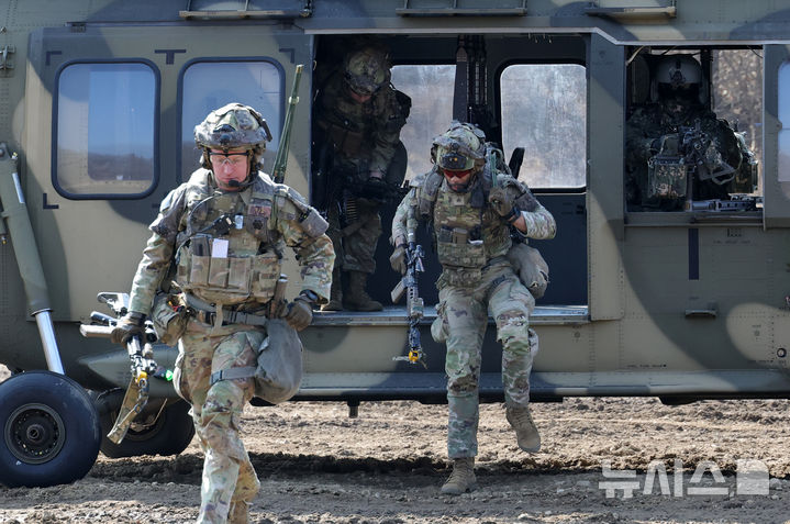 [파주=뉴시스] 사진공동취재단 = 11일 경기도 파주시 법원읍 무건리 훈련장에서 '한미 연합 공중강습 훈련'이 열려 수리온 헬기에서 내린 한미 장병들이 목표지역 점령을 위해 전술기동 훈련을 하고 있다.이날 훈련에는 한국군 90여 명, 미군100여 명이 참가했으며 수리온 6대가 동원됐다. 2025.03.11. photo@newsis.com