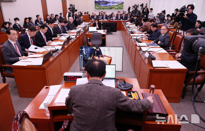 [서울=뉴시스] 조성우 기자 = 지난 11일 오전 서울 여의도 국회에서 열린 외교통일위원회 전체회의에서 김석기 위원장이 개의 선언을 하며 의사봉을 두드리고 있다. 2025.03.11. xconfind@newsis.com