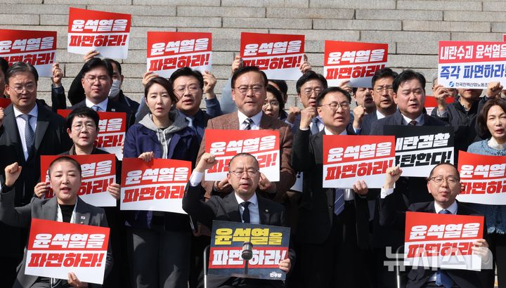 [서울=뉴시스] 조성봉 기자= 전진숙(왼쪽부터), 박홍배, 김문수 더불어민주당 의원이 11일 오후 서울 여의도 국회 본청 계단 앞에서 헌법재판소의 윤석열 대통령에 대한 조기 파면 결정을 촉구하며 삭발을 하고 구호를 외치고 있다. 2025.03.11. suncho21@newsis.com