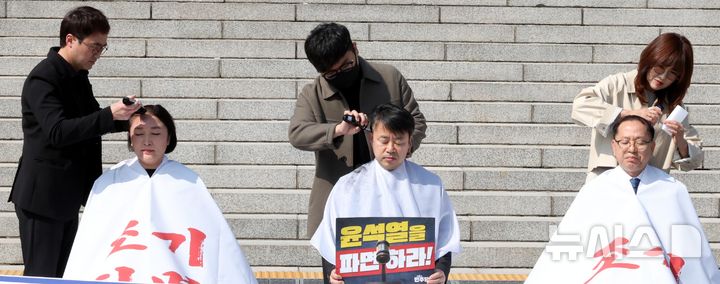 [서울=뉴시스] 조성봉 기자= 전진숙(왼쪽부터), 박홍배, 김문수 더불어민주당 의원이 11일 오후 서울 여의도 국회 본청 계단 앞에서 헌법재판소의 윤석열 대통령에 대한 조기 파면 결정을 촉구하며 삭발하고 있다. 2025.03.11. suncho21@newsis.com