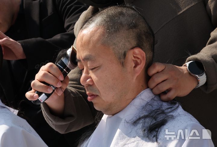 [서울=뉴시스] 조성봉 기자= 박홍배 더불어민주당 의원이 11일 오후 서울 여의도 국회 본청 계단 앞에서 헌법재판소의 윤석열 대통령에 대한 조기 파면 결정을 촉구하며 삭발하고 있다. 2025.03.11. suncho21@newsis.com