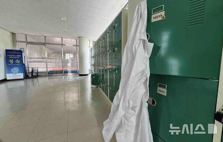 [서울=뉴시스] 김근수 기자 = 정부가 의과대학 입학정원을 재검토한 가운데 11일 오후 서울 시내의 한 의과대학 사물함에 흰 가운이 놓여 있다. 2024.03.11. ks@newsis.com