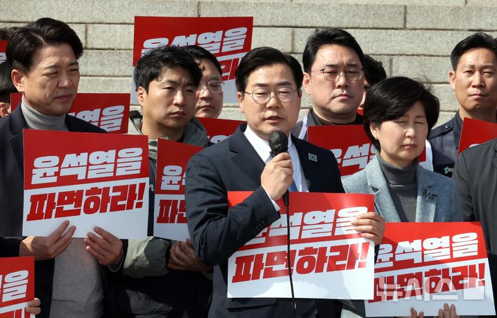 [서울=뉴시스] 조성봉 기자= 박찬대 더불어민주당 원내대표가 11일 오후 서울 여의도 국회 본청 계단 앞에서 헌법재판소의 윤석열 대통령에 대한 조기 파면 결정을 촉구하며 삭발을 마친 전진숙, 박홍배, 김문수 의원에게 격려 발언을 하고 있다. 2025.03.11. suncho21@newsis.com