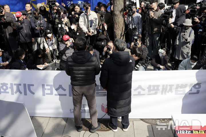 [서울=뉴시스] 최동준 기자 = 국민의힘 윤상현, 강승규 의원이 11일 서울 종로구 헌법재판소 앞에서 윤석열 대통령 탄핵 각하 촉구 릴레이 시위에 앞서 기자회견을 하고 있다. 2025.03.11. photocdj@newsis.com