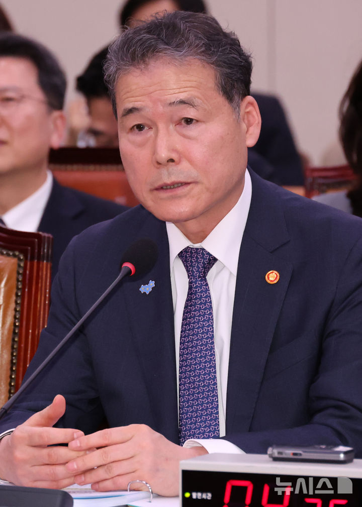 [서울=뉴시스] 조성우 기자 = 일본을 방문한 김영호 통일부 장관이 지난 10일 관방장관, 외무상과 잇따라 면담하고 한일, 한미일 협력 중요성을 확인했다. 사진은 김 장관이 지난달 11일 오전 서울 여의도 국회에서 열린 외교통일위원회 전체회의에서 의원질의에 답변하고 있는 모습. 2025.04.11. xconfind@newsis.com