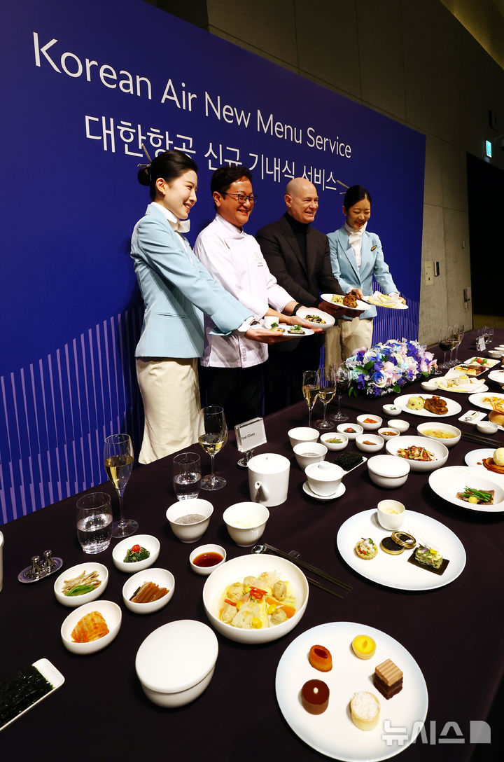 [인천=뉴시스] 박주성 기자 = 11일 오후 인천 중구 그랜드 하얏트 인천에서 데이비드 페이시 기내식기판 및 라운지 부문 부사장(오른쪽에서 두번째)과 김세경 쉐프가 기내식 신메뉴를 선보이고 있다.  대한항공 신규 기내식과 업그레이드 된 서비스는 오는 12일 미국 뉴욕, 프랑스 파리, 영국 런던 등 장거리 주요 10개 노선에서 만나볼 수 있다. 대한항공은 올해 6월부터 장거리 전 노선, 올해 9월부터는 중·단거리 모든 노선으로 신규 서비스를 차례로 적용해 나갈 계획이다. 2025.03.11. park7691@newsis.com