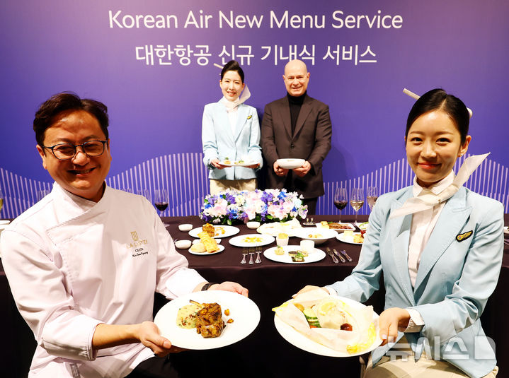 [인천=뉴시스] 박주성 기자 = 11일 오후 인천 중구 그랜드 하얏트 인천에서 데이비드 페이시 기내식기판 및 라운지 부문 부사장(뒷줄 오른쪽)과 김세경 쉐프가 기내식 신메뉴를 선보이고 있다.  대한항공 신규 기내식과 업그레이드 된 서비스는 오는 12일 미국 뉴욕, 프랑스 파리, 영국 런던 등 장거리 주요 10개 노선에서 만나볼 수 있다. 대한항공은 올해 6월부터 장거리 전 노선, 올해 9월부터는 중·단거리 모든 노선으로 신규 서비스를 차례로 적용해 나갈 계획이다. 2025.03.11. park7691@newsis.com