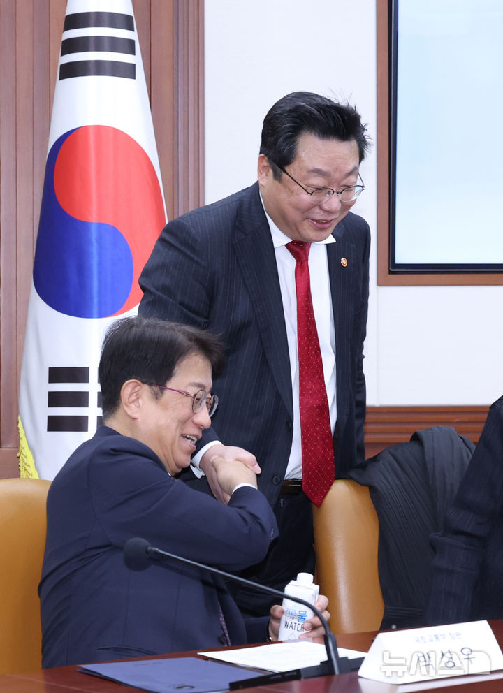 [서울=뉴시스] 조수정 기자 = 주형환 저출산고령사회위원회 부위원장과 박상우 국토교통부 장관이 11일 정부서울청사에서 열린 최상목 대통령 권한대행 부총리 겸 기획재정부 장관 주재 제10차 인구비상대책회의에서 인사나누고 있다. 2025.03.11. chocrystal@newsis.com