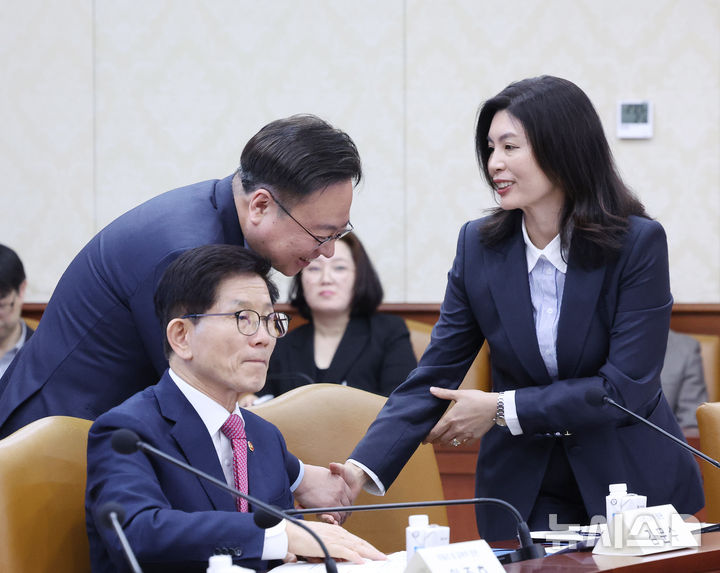 [서울=뉴시스] 조수정 기자 = 조규홍 보건복지부 장관과 유혜미 대통령실 저출생대응수석이 11일 정부서울청사에서 열린 최상목 대통령 권한대행 부총리 겸 기획재정부 장관 주재 제10차 인구비상대책회의에서 인사나누고 있다. 2025.03.11. chocrystal@newsis.com