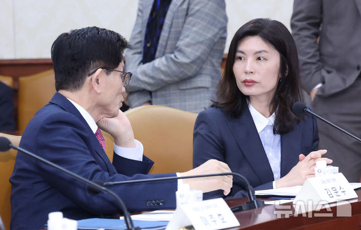 [서울=뉴시스] 조수정 기자 = 김문수 고용노동부 장관과 유혜미 대통령실 저출생대응수석이 11일 정부서울청사에서 열린 최상목 대통령 권한대행 부총리 겸 기획재정부 장관 주재 제10차 인구비상대책회의에서 대화하고 있다. 2025.03.11. chocrystal@newsis.com