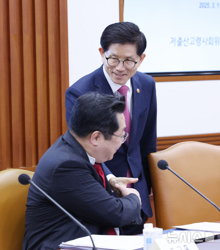 [서울=뉴시스] 조수정 기자 = 주형환 저출산고령사회위원회 부위원장과 김문수 고용노동부 장관이 11일 정부서울청사에서 열린 최상목 대통령 권한대행 부총리 겸 기획재정부 장관 주재 제10차 인구비상대책회의에서 인사나누고 있다. 2025.03.11. chocrystal@newsis.com