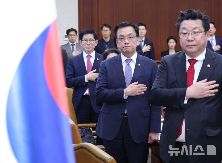 [서울=뉴시스] 조수정 기자 = 최상목 대통령 권한대행 부총리 겸 기획재정부 장관이 11일 정부서울청사에서 열린 제10차 인구비상대책회의에서 국민의례 하고 있다. 오른쪽은 주형환 저출산고령사회위원회 부위원장, 왼쪽은 김문수 고용노동부 장관. 2025.03.11. chocrystal@newsis.com