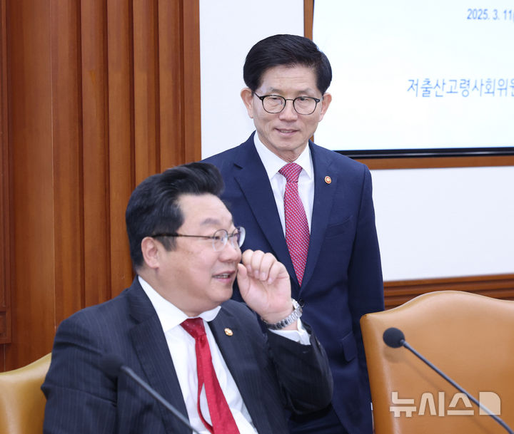 [서울=뉴시스] 조수정 기자 = 주형환 저출산고령사회위원회 부위원장과 김문수 고용노동부 장관이 11일 정부서울청사에서 열린 최상목 대통령 권한대행 부총리 겸 기획재정부 장관 주재 제10차 인구비상대책회의에서 인사나누고 있다. 2025.03.11. chocrystal@newsis.com