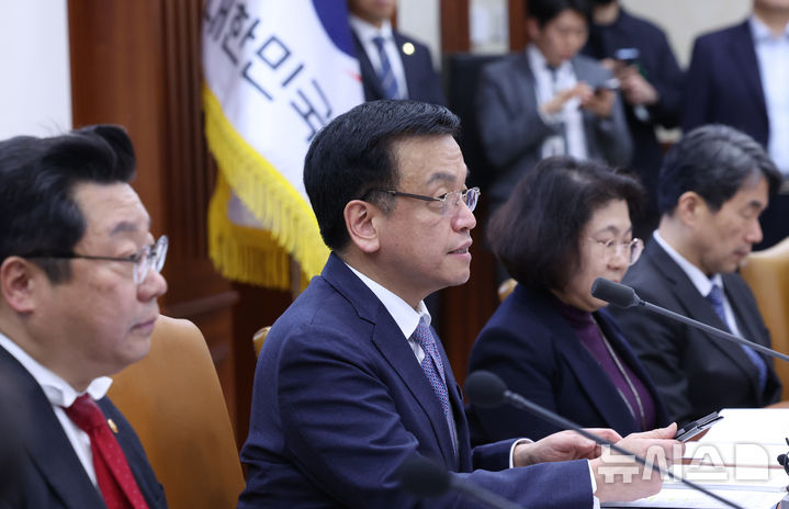 [서울=뉴시스] 조수정 기자 = 최상목 대통령 권한대행 부총리 겸 기획재정부 장관이 11일 정부서울청사에서 열린 제10차 인구비상대책회의를 주재하고 있다. 2025.03.11. chocrystal@newsis.com