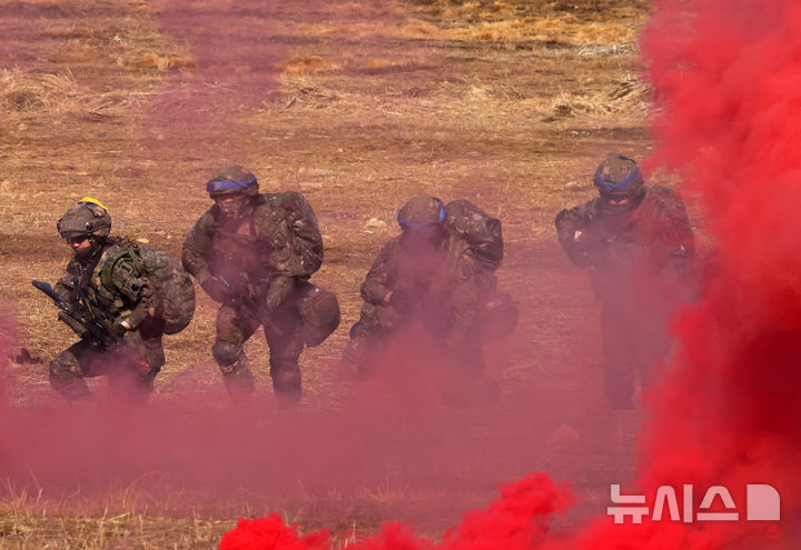 [파주=뉴시스] 사진공동취재단 = 11일 경기도 파주시 법원읍 무건리 훈련장에서 '한미 연합 공중강습 훈련'이 열려 한미 장병들이 목표지역 점령을 하기 위해 전술기동 훈련을 하고 있다.이날 훈련에는 한국군 90여 명, 미군100여 명이 참가했으며 수리온 6대가 동원됐다. 2025.03.11. photo@newsis.com