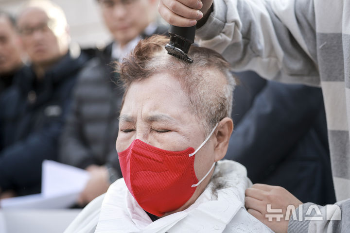 [서울=뉴시스] 정병혁 기자 = 11일 서울 종로구 헌법재판소 앞에서 윤석열 대통령 탄핵에 반대하는 서울특별시교회총연합회, 서울특별시조찬기도회 소속 기독교인이 삭발을 하고 있다. 2025.03.11. jhope@newsis.com