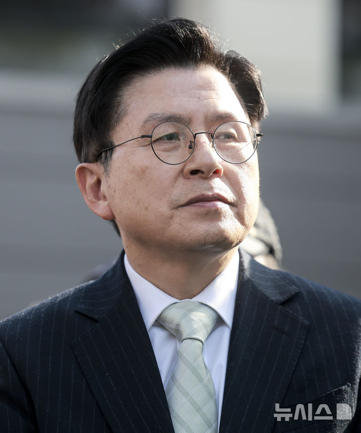 [서울=뉴시스] 정병혁 기자 = 황교안 전 국무총리가 11일 서울 종로구 헌법재판소 앞에서 열린 대한민국 수호위한 123명의 기독교인 릴레이 삭발식에 참석해 있다. 2025.03.11. jhope@newsis.com