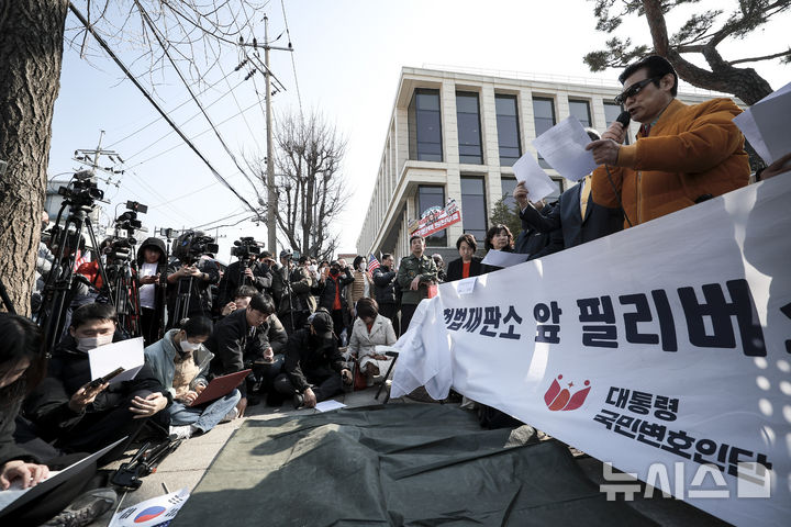 [서울=뉴시스] 정병혁 기자 = 11일 서울 종로구 헌법재판소 앞에서 윤석열 대통령 탄핵에 반대하는 서울특별시교회총연합회, 서울특별시조찬기도회 소속 기독교들인이 삭발에 앞서 발언하고 있다. 2025.03.11. jhope@newsis.com