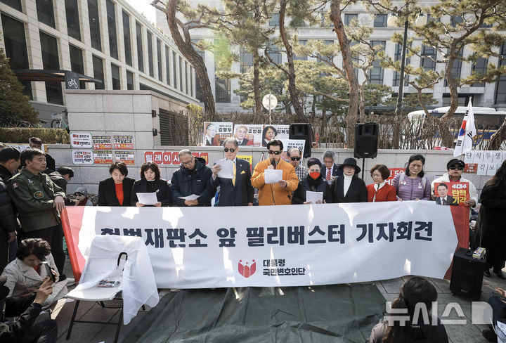 [서울=뉴시스] 정병혁 기자 = 11일 서울 종로구 헌법재판소 앞에서 윤석열 대통령의 탄핵에 반대하는 서울특별시교회총연합회, 서울특별시조찬기도회 소속 기독교들인이 삭발에 앞서 발언하고 있다. 2025.03.11. jhope@newsis.com