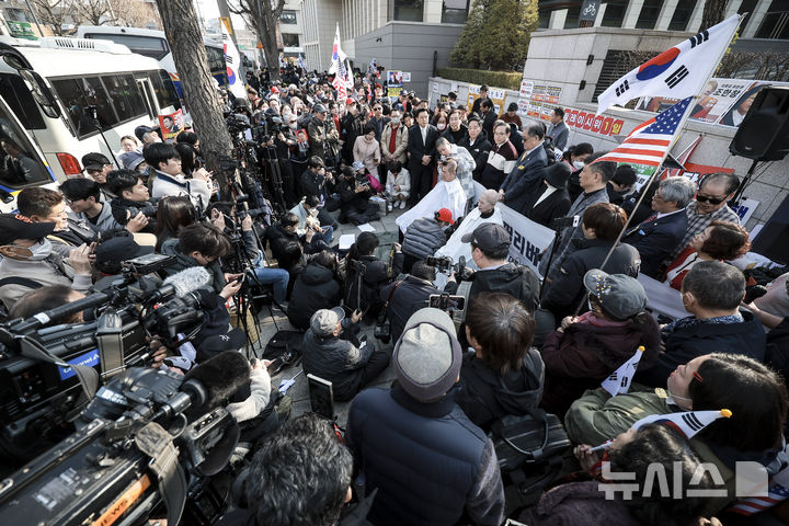 [서울=뉴시스] 정병혁 기자 = 11일 서울 종로구 헌법재판소 앞에서 윤석열 대통령 탄핵에 반대하는 서울특별시교회총연합회, 서울특별시조찬기도회 소속 기독교들인이 삭발을 하고 있다. 2025.03.11. jhope@newsis.com
