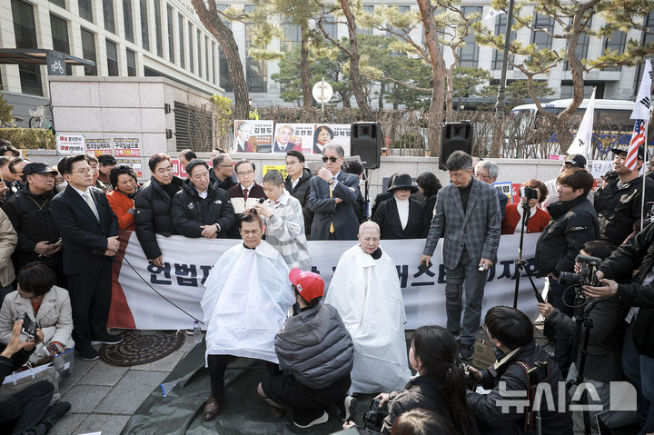 [서울=뉴시스] 정병혁 기자 = 11일 서울 종로구 헌법재판소 앞에서 윤석열 대통령 탄핵에 반대하는 서울특별시교회총연합회, 서울특별시조찬기도회 소속 기독교들인이 삭발을 하고 있다. 2025.03.11. jhope@newsis.com