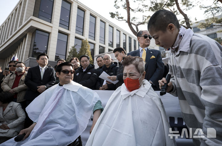 [서울=뉴시스] 정병혁 기자 = 11일 서울 종로구 헌법재판소 앞에서 윤석열 대통령 탄핵에 반대하는 서울특별시교회총연합회, 서울특별시조찬기도회 소속 기독교들인이 삭발을 하고 있다. 2025.03.11. jhope@newsis.com