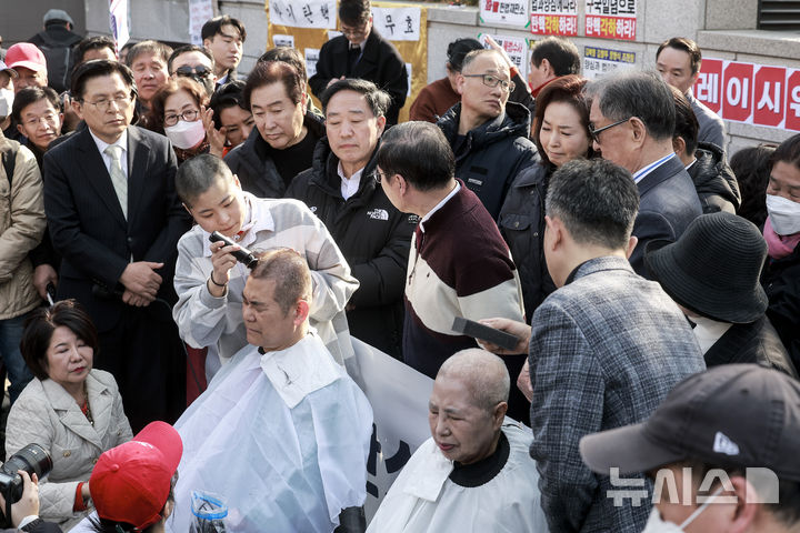 [서울=뉴시스] 정병혁 기자 = 11일 서울 종로구 헌법재판소 앞에서 윤석열 대통령 탄핵에 반대하는 서울특별시교회총연합회, 서울특별시조찬기도회 소속 기독교인이 삭발을 하고 있다. 2025.03.11. jhope@newsis.com