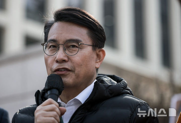 [서울=뉴시스] 정병혁 기자 = 윤상현 국민의힘 의원이 11일 서울 종로구 헌법재판소 앞에서 열린 대한민국 수호위한 123명의 기독교인 릴레이 삭발식에서 발언하고 있다. 2025.03.11. jhope@newsis.com