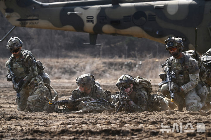 [파주=뉴시스] 사진공동취재단 = 11일 경기도 파주시 법원읍 무건리 훈련장에서 '한미 연합 공중강습 훈련'이 열려 한미 장병들이 수리온 헬기에서 내려 사주경계를 하고 있다.이날 훈련에는 한국군 90여 명, 미군100여 명이 참가했으며 수리온 6대가 동원됐다. 2025.03.11. photo@newsis.com