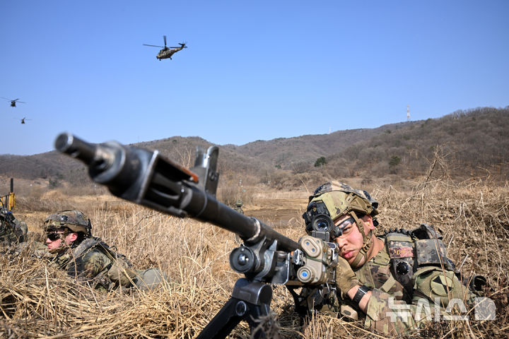 [파주=뉴시스] 사진공동취재단 = 11일 경기도 파주시 법원읍 무건리 훈련장에서 '한미 연합 공중강습 훈련'이 열려 미국 장병들이 목표지역 점령을 위해 전술기동 훈련을 하고 있다.이날 훈련에는 한국군 90여 명, 미군100여 명이 참가했으며 수리온 6대가 동원됐다. 2025.03.11. photo@newsis.com