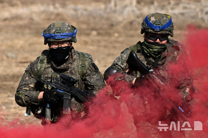 [파주=뉴시스] 사진공동취재단 = 11일 경기도 파주시 법원읍 무건리 훈련장에서 '한미 연합 공중강습 훈련'이 열려 한국군 장병들이 목표지역 점령을 위해 전술기동 훈련을 하고 있다.이날 훈련에는 한국군 90여 명, 미군100여 명이 참가했으며 수리온 6대가 동원됐다. 2025.03.11. photo@newsis.com