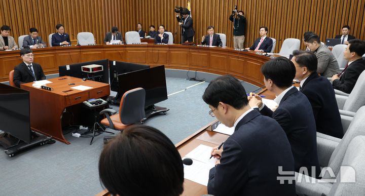 [서울=뉴시스] 조성봉 기자= 윤한홍 국회 정무위원회 위원장이 11일 오후 서울 여의도 국회에서 열린 정무위 전체회의에서 회의를 주재하고 있다. 이날 정무위에서는 홈플러스· MBK 파트너스 사태에 대한 긴급 현안질의 관련 증인 등 출석요구의 건을 채택했다. 2025.03.11. suncho21@newsis.com