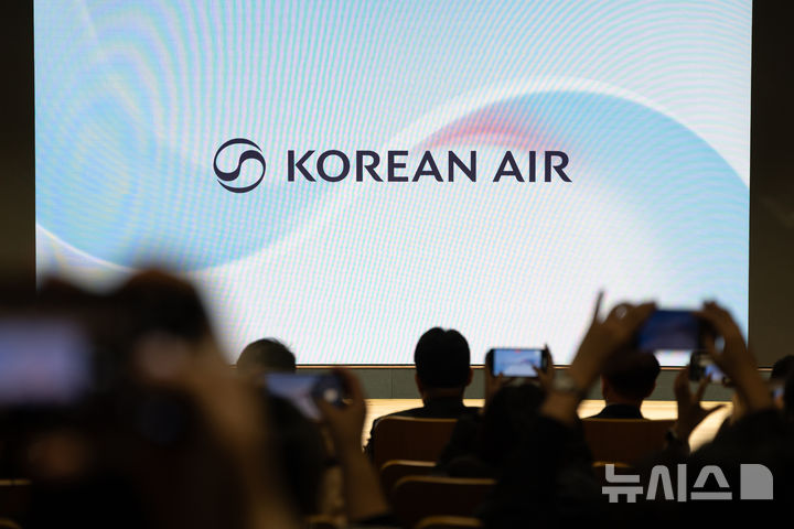 [서울=뉴시스] 공항사진기자단 = 11일 서울 강서구 대한항공 본사에서 열린 기업이미지(CI) 설명 기자간담회에 새로운 CI가 공개되고 있다.대한항공은 41년 만에 기업의 얼굴인 기업이미지(CI)를 변경한다. 새 CI는 대한항공의 상징인 태극마크(심벌)와 영문명 KOREAN AIR를 나란히 배치했다. 2025.03.11 photo@newsis.com