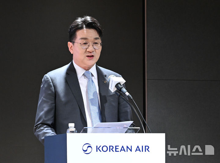 [서울=뉴시스] 공항사진기자단 = 조원태 한진그룹 회장이 11일 서울 강서구 대한항공 본사에서 열린 신규 CI 공개 기자간담회에서 취재진의 질문에 답하고 있다. 2025.03.11 photo@newsis.com