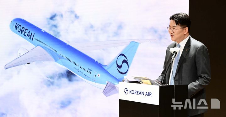 [서울=뉴시스] 공항사진기자단 = 조원태 한진그룹 회장이 11일 서울 강서구 대한항공 본사에서 열린 신규 CI 공개 기자간담회에서 취재진의 질문에 답하고 있다. 2025.03.11 photo@newsis.com