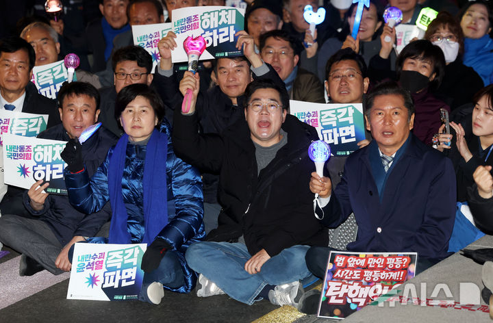 [서울=뉴시스] 홍효식 기자 = 더불어민주당 박찬대 원내대표와 정청래 국회 법제사법위원장 등 의원들이 11일 오후 서울 종로구 경복궁 동십자각에서 열린 윤석열즉각퇴진·사회대개혁 비상행동 주최 윤석열 대통령 파면 촉구 집회에 참석해 구호를 외치고 있다. 2025.03.11. yesphto@newsis.com