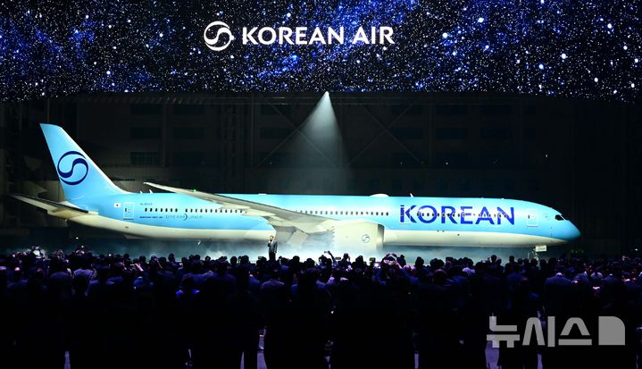 [서울=뉴시스] 공항사진기자단 = 11일 오후 서울 강서구 대한항공 본사 격납고에서 열린 ‘대한항공 라이징 나이트(Rising Night)’ 행사에서 새로운 CI가 도장된 항공기가 공개되고 있다. 2024.03.11. photo@newsis.com